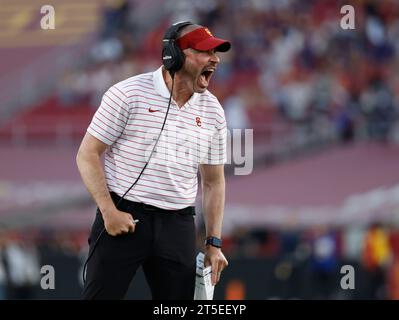 4 novembre 2023 le coordinateur défensif de l'USC Alex Grinch réagit lors du match de football de la NCAA entre les Huskies de Washington et les chevaux de Troie de l'USC au Los Angeles Coliseum de Los Angeles, en Californie. Crédit photo obligatoire : Charles Baus/CSM (crédit image : © Charles Baus/Cal Sport Media) Banque D'Images