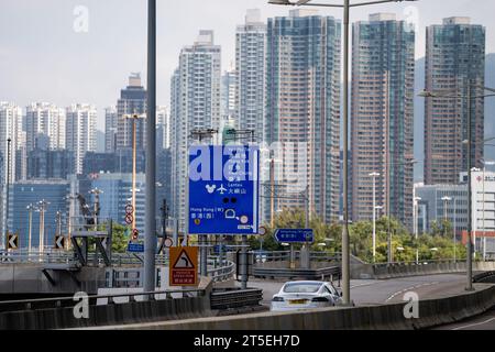Hong Kong. 05 novembre 2023. Une vue du panneau Disneyland Hong Kong avec le paysage urbain de Hong Kong en arrière-plan depuis le quartier de Kowloon, Hong Kong, le 5 novembre 2023. Crédit : Matt Hunt/Neato/Alamy Live News crédit : Matt Hunt/Neato/Alamy Live News Banque D'Images