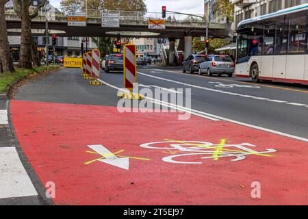 PRODUCTION - 03 novembre 2023, Hesse, Gießen : vue des marquages barrés sur une voie cyclable sur l'Anlagenring dans le centre-ville. À Giessen, le procès raté sur le périphérique du centre-ville doit être démantelé d'ici Noël. La voie cyclable sur le périphérique intérieur dans la circulation bidirectionnelle a déjà été supprimée et les marquages restants ont été provisoirement marqués comme non valides. (À dpa : « retournement de trafic avec obstacles ») photo : Christian Lademann/dpa Banque D'Images