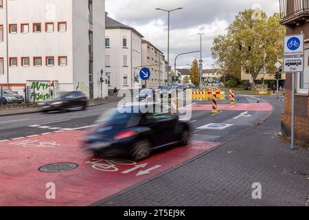 PRODUCTION - 03 novembre 2023, Hesse, Gießen : les voitures roulent sur une piste cyclable sur l'Anlagenring dans le quartier Nordanlage dans le centre-ville. À Giessen, le procès raté sur le périphérique du centre-ville doit être démantelé d'ici Noël. La voie cyclable sur le périphérique intérieur dans la circulation bidirectionnelle a déjà été supprimée et les marquages restants ont été provisoirement marqués comme non valides. (À dpa : « retournement de trafic avec obstacles ») photo : Christian Lademann/dpa Banque D'Images