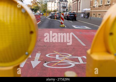 PRODUCTION - 03 novembre 2023, Hesse, Gießen : vue des marquages barrés sur une voie cyclable sur l'Anlagenring dans le centre-ville. À Giessen, le procès raté sur le périphérique du centre-ville doit être démantelé d'ici Noël. La voie cyclable sur le périphérique intérieur dans la circulation bidirectionnelle a déjà été supprimée et les marquages restants ont été provisoirement marqués comme non valides. (À dpa : « retournement de trafic avec obstacles ») photo : Christian Lademann/dpa Banque D'Images