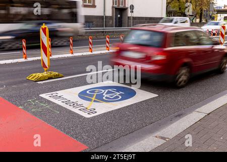 PRODUCTION - 03 novembre 2023, Hesse, Gießen : vue d'un marquage barré sur une voie cyclable sur l'Anlagenring dans le quartier Westanlage du centre-ville. À Giessen, le procès raté sur le périphérique du centre-ville doit être démantelé d'ici Noël. La voie cyclable sur le périphérique intérieur dans la circulation bidirectionnelle a déjà été supprimée et les marquages restants ont été provisoirement marqués comme non valides. (À dpa : « retournement de trafic avec obstacles ») photo : Christian Lademann/dpa Banque D'Images