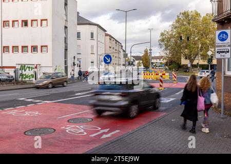 PRODUCTION - 03 novembre 2023, Hesse, Gießen : les voitures roulent sur une piste cyclable sur l'Anlagenring dans le quartier Nordanlage dans le centre-ville. À Giessen, le procès raté sur le périphérique du centre-ville doit être démantelé d'ici Noël. La voie cyclable sur le périphérique intérieur dans la circulation bidirectionnelle a déjà été supprimée et les marquages restants ont été provisoirement marqués comme non valides. (À dpa : « retournement de trafic avec obstacles ») photo : Christian Lademann/dpa Banque D'Images