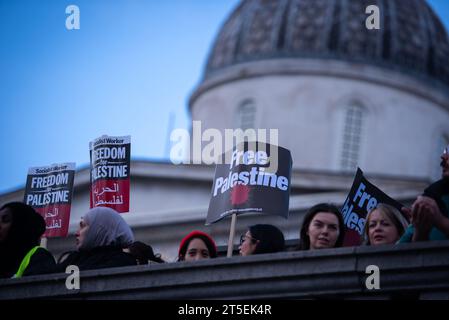 Londres, Royaume-Uni. 04 novembre 2023. Les manifestants brandissent des pancartes à la Journée d'action pour la Palestine - cessez-le-feu maintenant! Démonstration. Des manifestations ont eu lieu à travers le Royaume-Uni pour un cessez-le-feu à Gaza. Crédit : SOPA Images Limited/Alamy Live News Banque D'Images