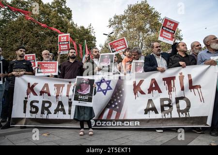 Istanbul, Turquie. 04 novembre 2023. Au cours de la manifestation, une fille a été vue debout devant ceux qui tenaient une banderole sur laquelle on pouvait lire « Israël le tueur ». Pendant la manifestation pro-Palestine. Alors que les attaques israéliennes contre les civils à Gaza se poursuivent, des partisans palestiniens protestent à Istanbul contre la visite du secrétaire d'État américain Antony Blinken en Turquie, criant des slogans avec des banderoles qu'ils tiennent dans leurs mains. Après le communiqué de presse, les manifestants ont prié et ont mis fin à la manifestation. (Photo Onur Dogman/SOPA Images/Sipa USA) crédit : SIPA USA/Alamy Live News Banque D'Images