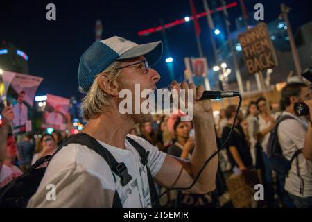 Tel Aviv, Israël. 04 novembre 2023. Les manifestants crient des slogans appelant à la libération des personnes enlevées par le Hamas le 7 octobre 2023. La manifestation pour la libération des otages du Hamas enlevés le 7 octobre est l'une des plus importantes et des plus nombreuses depuis le début de la guerre. Famille, amis et membres de la société civile ont exigé que le gouvernement de Benjamin Netanyahu trouve une solution immédiate pour ramener les 200 otages vivants. (Photo Israel Fuguemann/SOPA image/Sipa USA) crédit : SIPA USA/Alamy Live News Banque D'Images