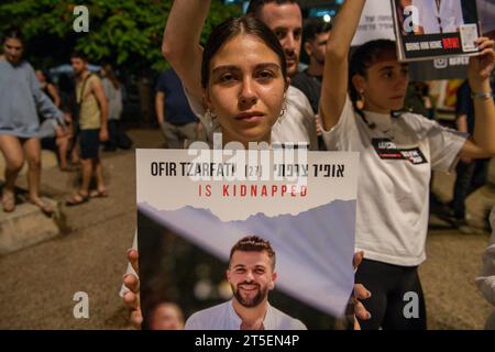 Tel Aviv, Israël. 04 novembre 2023. Une femme montre la photographie de l'une des personnes enlevées par le Hamas le 7 octobre. La manifestation pour la libération des otages du Hamas enlevés le 7 octobre est l'une des plus importantes et des plus nombreuses depuis le début de la guerre. Famille, amis et membres de la société civile ont exigé que le gouvernement de Benjamin Netanyahu trouve une solution immédiate pour ramener les 200 otages vivants. Crédit : SOPA Images Limited/Alamy Live News Banque D'Images