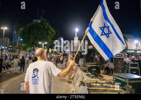 Tel Aviv, Israël. 04 novembre 2023. David, citoyen israélien, marche avec son drapeau lors de la manifestation pour la libération des personnes enlevées par le Hamas. La manifestation pour la libération des otages du Hamas enlevés le 7 octobre est l'une des plus importantes et des plus nombreuses depuis le début de la guerre. Famille, amis et membres de la société civile ont exigé que le gouvernement de Benjamin Netanyahu trouve une solution immédiate pour ramener les 200 otages vivants. Crédit : SOPA Images Limited/Alamy Live News Banque D'Images