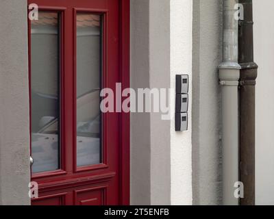 Boîtes à clés à côté d'une porte d'entrée du bâtiment. Les clés sont verrouillées pour les touristes qui ont réservé un appartement pour faire des vacances. Libre-service pour ouvrir la porte. Banque D'Images