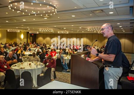 Chicago, Illinois, États-Unis. 4 novembre 2023. Quelques jours après avoir obtenu des contrats de travail records pour ses membres, Shawn Fain, président de United Auto Workers, a pris la parole lors du congrès annuel des Teamsters pour une Union démocratique. Les militants de la réforme syndicale, tant au sein de l’UAW que des Teamsters, transforment leurs syndicats en organisations plus militantes et démocratiques. Crédit : Jim West/Alamy Live News Banque D'Images