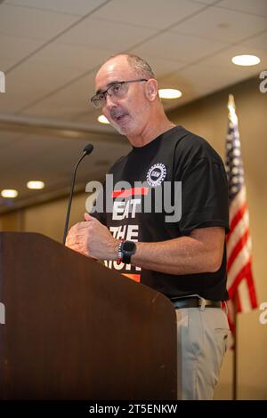 Chicago, Illinois, États-Unis. 4 novembre 2023. Quelques jours après avoir obtenu des contrats de travail records pour ses membres, Shawn Fain, président de United Auto Workers, a pris la parole lors du congrès annuel des Teamsters pour une Union démocratique. Les militants de la réforme syndicale, tant au sein de l’UAW que des Teamsters, transforment leurs syndicats en organisations plus militantes et démocratiques. Crédit : Jim West/Alamy Live News Banque D'Images