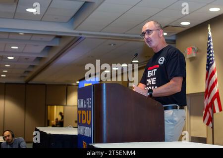 Chicago, Illinois, États-Unis. 4 novembre 2023. Quelques jours après avoir obtenu des contrats de travail records pour ses membres, Shawn Fain, président de United Auto Workers, a pris la parole lors du congrès annuel des Teamsters pour une Union démocratique. Les militants de la réforme syndicale, tant au sein de l’UAW que des Teamsters, transforment leurs syndicats en organisations plus militantes et démocratiques. Crédit : Jim West/Alamy Live News Banque D'Images