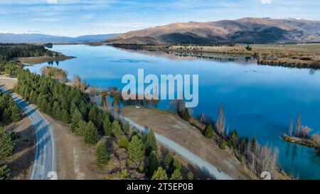 Paysage du parcours d'aviron du lac Ruataniwha vu d'un drone au-dessus de l'eau Banque D'Images