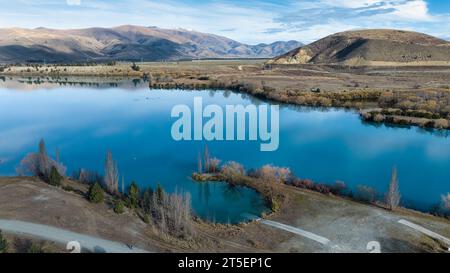 Paysage du parcours d'aviron du lac Ruataniwha vu d'un drone au-dessus de l'eau Banque D'Images