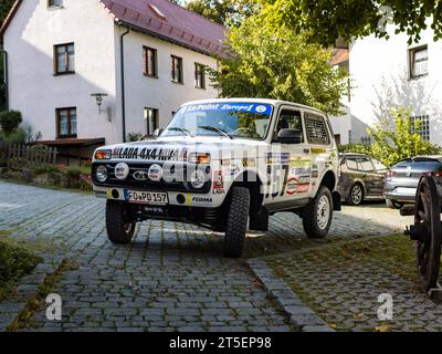 Lada Niva 4x4 Paris Dakar parking rallye dans la ville. La voiture de course tout-terrain est construite pour le sport automobile. Banque D'Images