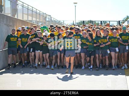 Waco, Texas, États-Unis. 4 novembre 2023. Baylor porte des étudiants avant le match de football de la NCAA entre les Iowa State Cyclones et les Baylor Bears au McLane Stadium de Waco, Texas. Matthew Lynch/CSM/Alamy Live News Banque D'Images