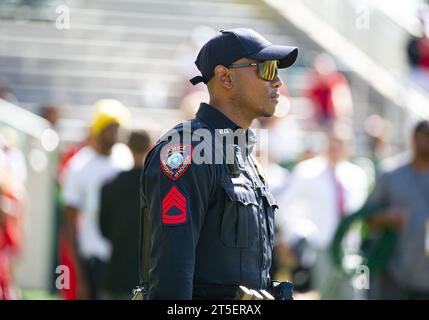 Waco, Texas, États-Unis. 4 novembre 2023. Officier de police de Houston avant le match de football de la NCAA entre les Iowa State Cyclones et les Baylor Bears au McLane Stadium de Waco, Texas. Matthew Lynch/CSM/Alamy Live News Banque D'Images