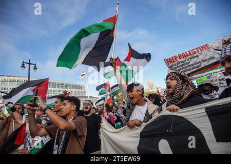 Les gens manifestent en criant et en agitant les drapeaux de la Palestine devant la mairie. Plus de dix milliers de personnes descendent dans les rues de San Francisco pour protester et appeler à la fin de la dernière guerre Israël-Hamas au Moyen-Orient. Les manifestants brandissent des pancartes, des banderoles et des drapeaux pendant la marche, qui commence à l'hôtel de ville, se poursuit sur Market Street, puis retourne à l'hôtel de ville. Cette manifestation s’inscrit dans le cadre de la Journée internationale de solidarité pour libérer les Palestiniens, et les manifestants demandent également la fin de l’aide militaire américaine à Israël. Des manifestations similaires ont lieu dans le monde entier le même jour en s. Banque D'Images