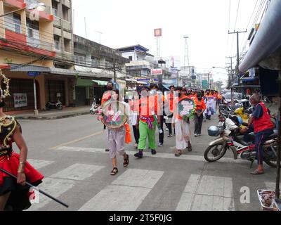 Chumphon, Thaïlande - 15 décembre 2022 : défilé annuel du carnaval de la province de Chumphon. Banque D'Images