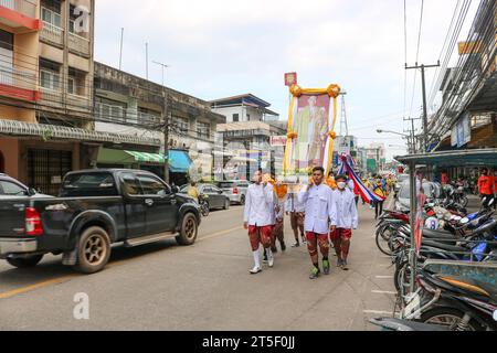 Chumphon, Thaïlande - 15 décembre 2022 : défilé annuel du carnaval de la province de Chumphon. Banque D'Images