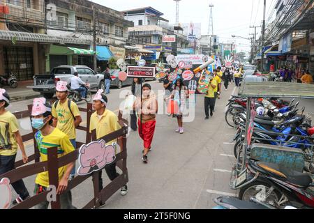 Chumphon, Thaïlande - 15 décembre 2022 : Carnaval costumé annuel. Banque D'Images