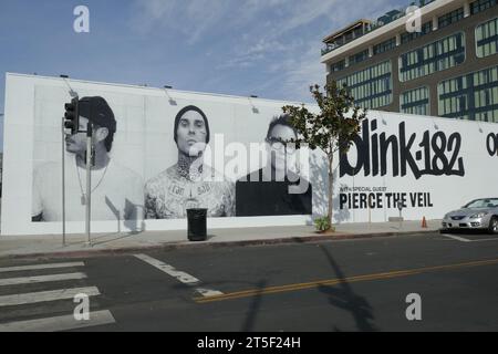 Los Angeles, Californie, USA 4 novembre 2023 vue générale de l'atmosphère de Blink-182 One More Time Tour Street Art mural avec Travis Barker, Mark Hoppus et Tom DeLonge le 4 novembre 2023 à Los Angeles, Californie, USA. Photo de Barry King/Alamy stock photo Banque D'Images
