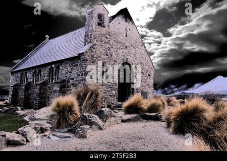 Vue spectaculaire de l'église du bon Pasteur au lac Tekapo montrant la formation de nuages sombres. Banque D'Images