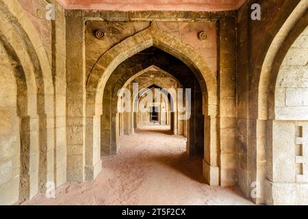 Salle de hall en plein air avec toit voûté et portes voûtées dans le style moghol, autour de la tombe de Sikandar Lodi dans les jardins de Lodhi, Delhi, Inde Banque D'Images