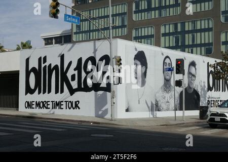 Los Angeles, Californie, USA 4 novembre 2023 vue générale de l'atmosphère de Blink-182 One More Time Tour Street Art mural avec Travis Barker, Mark Hoppus et Tom DeLonge le 4 novembre 2023 à Los Angeles, Californie, USA. Photo de Barry King/Alamy stock photo Banque D'Images
