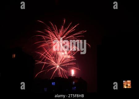 Feux d'artifice dans le ciel nocturne le réveillon du nouvel an chinois Banque D'Images