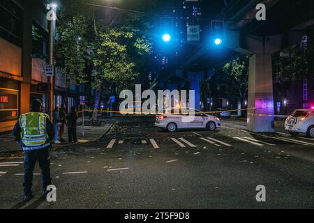 Les équipes d'intervention d'urgence ont réagi rapidement à un accident tragique d'autobus à Belltown, qui a malheureusement fait des morts. Un incident s'est produit dans la région de Belltown à Seattle un samedi après-midi lorsqu'un autobus du King County Metro est entré en collision avec un bâtiment, causant la mort d'un piéton et des blessures graves au conducteur d'un autre véhicule. Les premiers intervenants se sont précipités sur les lieux pour remédier à la situation désastreuse. Le service d'incendie de Seattle est entré en action à la suite des rapports d'une collision automobile impliquant un autobus. La calamité s'est produite à l'intersection de la 5e Avenue et de la rue Battery, vers 3:40 heures Banque D'Images