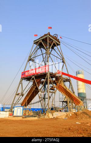 MACHENG - MARS 26 : derrick de forage dans la mine de fer MaCheng 26 mars 2013, comté de Luannan, province du Hebei, Chine Banque D'Images