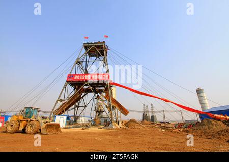 MACHENG - MARS 26 : derrick de forage dans la mine de fer MaCheng 26 mars 2013, comté de Luannan, province du Hebei, Chine Banque D'Images