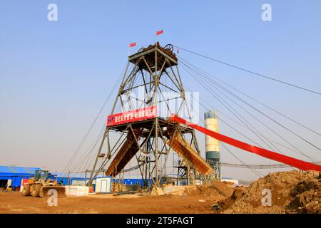 MACHENG - MARS 26 : derrick de forage dans la mine de fer MaCheng 26 mars 2013, comté de Luannan, province du Hebei, Chine Banque D'Images