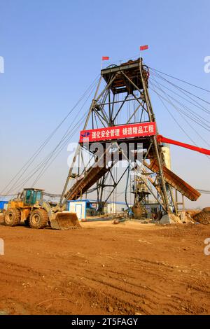 MACHENG - MARS 26 : derrick de forage dans la mine de fer MaCheng 26 mars 2013, comté de Luannan, province du Hebei, Chine Banque D'Images