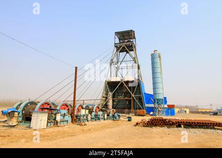 MACHENG - MARS 26 : derrick de forage dans la mine de fer MaCheng 26 mars 2013, comté de Luannan, province du Hebei, Chine Banque D'Images