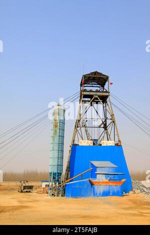 MACHENG - MARS 26 : derrick de forage dans la mine de fer MaCheng 26 mars 2013, comté de Luannan, province du Hebei, Chine Banque D'Images