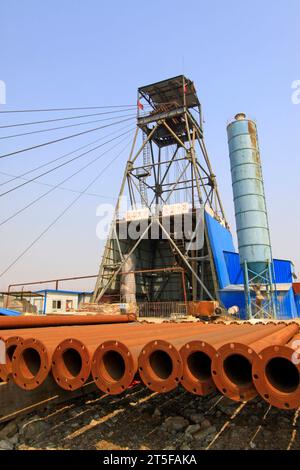 MACHENG - MARS 26 : derrick de forage dans la mine de fer MaCheng 26 mars 2013, comté de Luannan, province du Hebei, Chine Banque D'Images