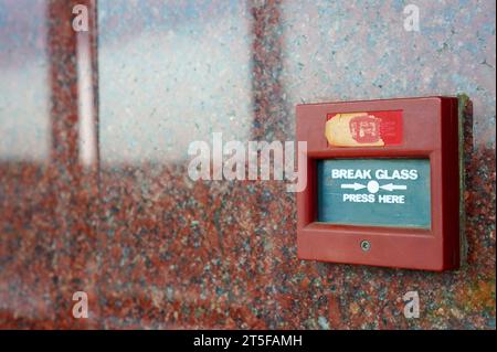 Les mots cassent le verre appuyez ici sur l'alarme Banque D'Images