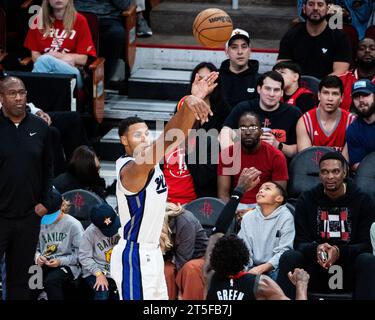 Houston, États-Unis. 4 novembre 2023. Keegan Murray des Kings de Sacramento tire lors du match de saison régulière de la NBA 2023-2024 entre les Rockets de Houston et les Kings de Sacramento à Houston, Texas, États-Unis, le 4 novembre 2023. Crédit : Chen Chen/Xinhua/Alamy Live News Banque D'Images