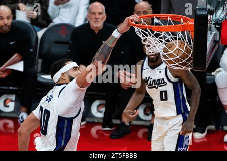 Houston, États-Unis. 4 novembre 2023. JaVale McGee (L) des Sacramento Kings dunks lors du match de saison régulière de la NBA 2023-2024 entre les Rockets de Houston et les Kings de Sacramento à Houston, Texas, États-Unis, le 4 novembre 2023. Crédit : Chen Chen/Xinhua/Alamy Live News Banque D'Images