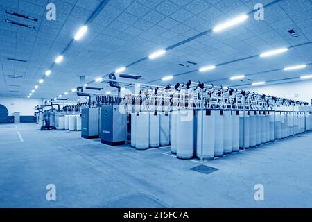 LUANNAN - MARS 26 : machines et équipements dans une entreprise de production de filature, le 26 mars 2013, comté de Luannan, province de Hebei, chine. Banque D'Images