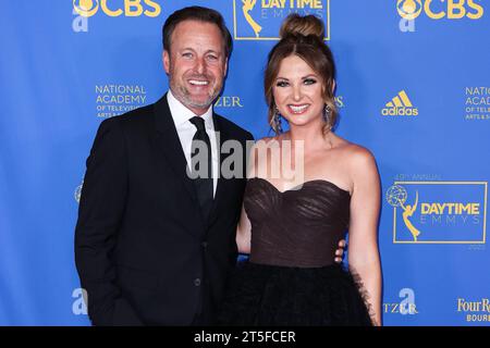 (DOSSIER) Chris Harrison épouse Fiancee Lauren Zima. L'ancien hôte Bachelor a dit « Je le fais » à Zima lors d'une cérémonie intime de Napa Valley et à nouveau le samedi 4 novembre 2023 lors d'un bash de éruption au Texas. PASADENA, LOS ANGELES, CALIFORNIE, États-Unis - JUIN 24 : Chris Harrison, présentateur de télévision et de jeux télévisés américains et sa fiancée/personnalité de la télévision américaine, journaliste de divertissement et productrice Lauren Zima arrivent à la 49e Daytime Emmy Awards qui se tient au Pasadena Convention Center le 24 juin 2022 à Pasadena, Los Angeles, Californie, États-Unis. (Photo de Xavier Collin/image Press Agency) Banque D'Images