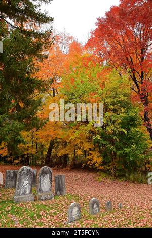 feuillage d'automne coloré à côté du cimetière de l'église luthérienne allemande flohr du xviiie siècle à mcknightstown, près de gettysburg, pennsylvanie Banque D'Images