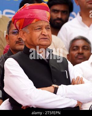 Ajmer, Inde. 04 novembre 2023. Le ministre en chef du Rajasthan Ashok Gehlot lors d'une réunion publique pour le dépôt de candidature du candidat du Congrès Vikas Choudhary dans la circonscription de Kishangarh en vue des élections de l'Assemblée du Rajasthan à Kishangarh près d'Ajmer, Rajasthan, Inde, le 4 novembre 2023. Photo de ABACAPRESS.COM crédit : Abaca Press/Alamy Live News Banque D'Images