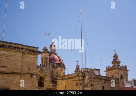 Toits de Vittoriosa sur l'île de Malte où le dôme et le clocher de l'église de Saint Lawrence peut être vu Banque D'Images