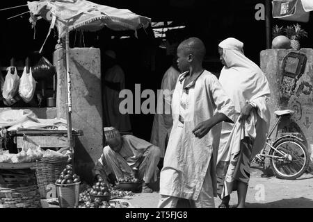 Une journée au marché dans l’État de Kano au Nigeria, montrant comment les gens passent, incapables d’acheter assez de nourriture en raison de la hausse des prix. Banque D'Images