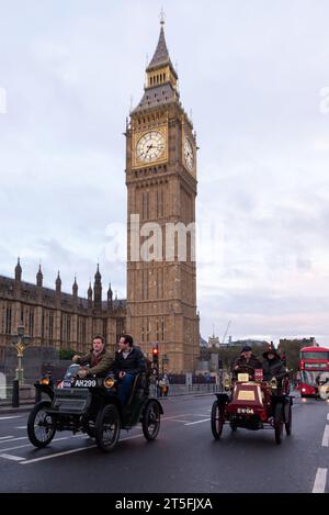 Westminster, Londres, Royaume-Uni. 5 novembre 2023. La course automobile de Londres à Brighton est l'événement automobile le plus ancien au monde, le premier ayant eu lieu en 1896 pour célébrer l'adoption de la loi qui permettait aux « locomotives légères » de circuler à des vitesses supérieures à 4 km/h. Les voitures participant à l'événement doivent avoir été construites avant 1905. Partant à l'aube de Hyde Park, les véhicules ont traversé Londres avant de se diriger vers le sud. Banque D'Images