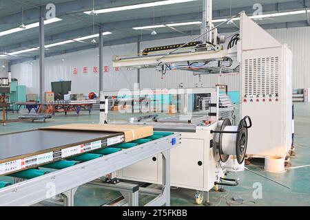 TANGSHAN - DÉCEMBRE 22 : les machines et équipements dans l'atelier, dans une entreprise de fabrication d'équipements solaires le 22 décembre 2013, tangshan, ch Banque D'Images