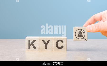 KYC connaissez votre client sur les cubes en bois. Business vérifiant l'identité des clients. Business vérifiant l'identité de votre concept client. clie financier Banque D'Images